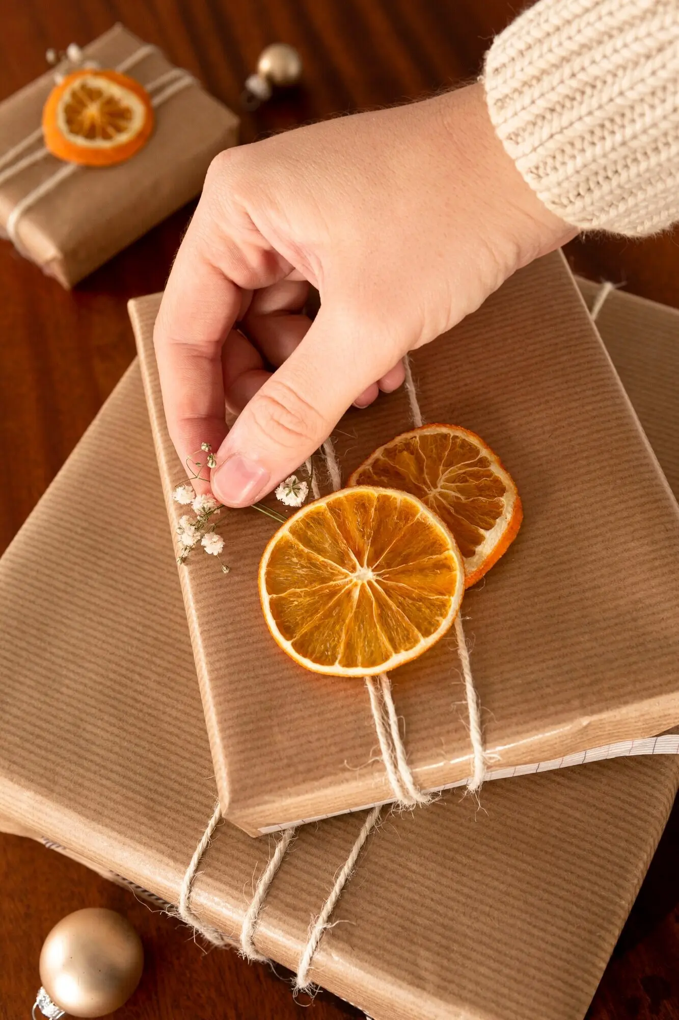 Person mit festlich verpacktem Weihnachtsgeschenk